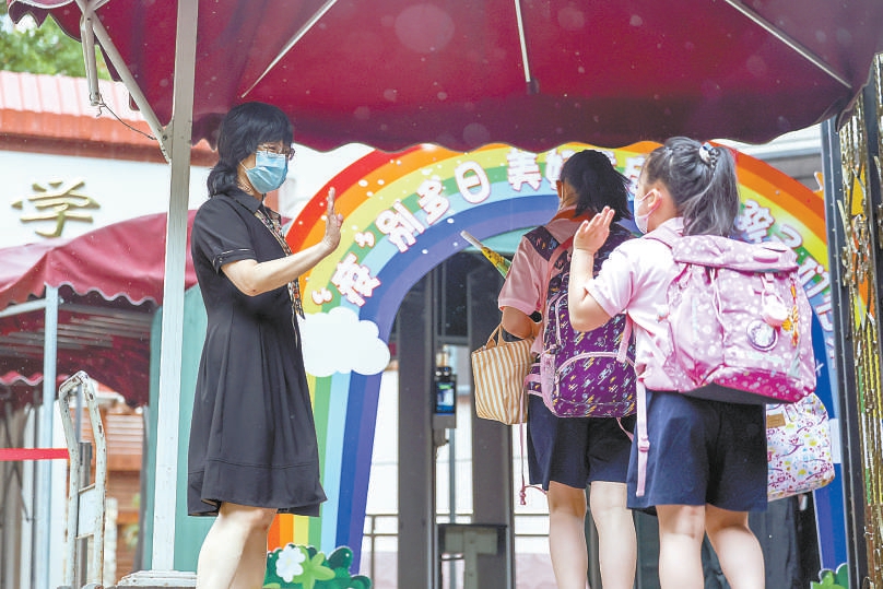 中小学生雨中返校 防疫安全成第一课